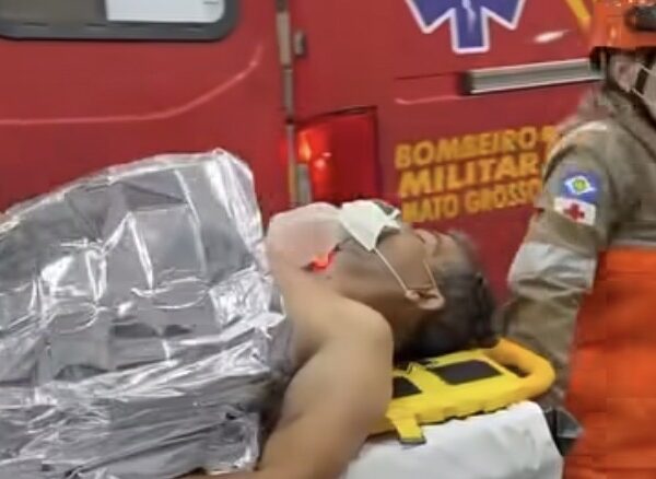 Banho de sangue: homem é brutalmente esfaqueado durante bebedeira e vai parar no Hospital Regional; vídeo