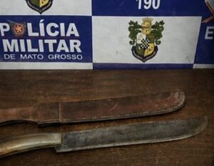 Mulher quase perde os dedos após ataque do marido com facão por desconfiar de chifre em Rondonópolis
