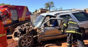 Motorista fica preso às ferragens após forte colisão entre caminhonete e caminhão na BR-364