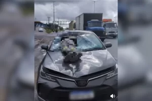 Homem se joga de passarela e morre “cravado” em carro na BR-324; vídeo forte