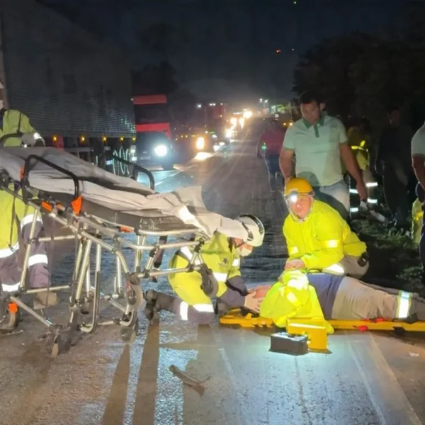 Acidente envolvendo 3 veículos deixa 15 feridos na BR-163; van levava trabalhadores da Rota do Oeste
