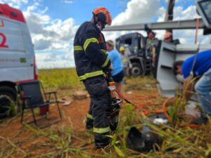 Motorista fica preso às ferragens após tombar carreta na Serra da Petrovina em Rondonópolis