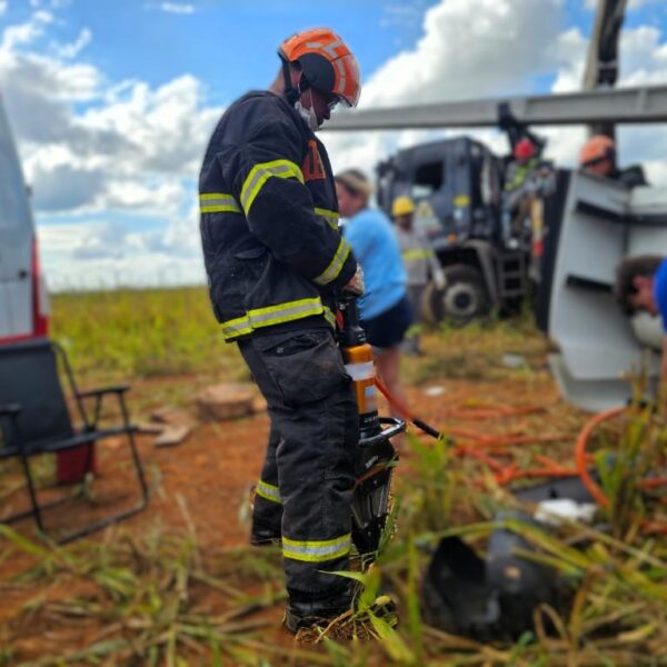 Motorista fica preso às ferragens após tombar carreta na Serra da Petrovina em Rondonópolis
