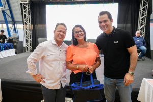 Prefeito Cláudio entrega materiais de apoio para professores e reforça compromisso com educação de qualidade