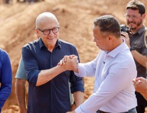 ADEUS POEIRA E LAMA: Cláudio Ferreira e Pivetta autorizam início das obras de asfalto e drenagem no Sagrada Família
