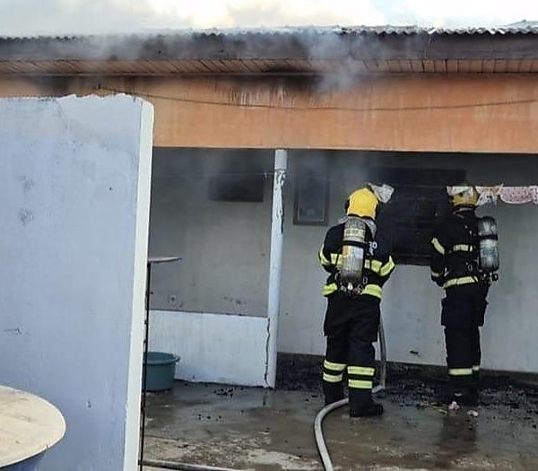 Filho incendeia casa da família com bebê dentro após briga por causa de cigarro de maconha em MT; vídeo