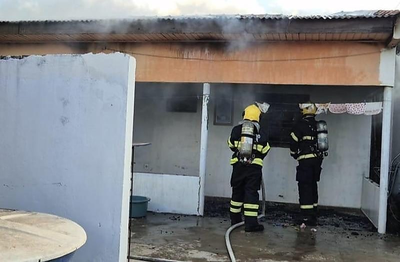 Filho incendeia casa da família com bebê dentro após briga por causa de cigarro de maconha em MT; vídeo