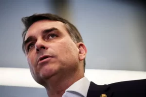 Ameaça: Flávio Bolsonaro irá denunciar Lula no STF por fala de enforcamento