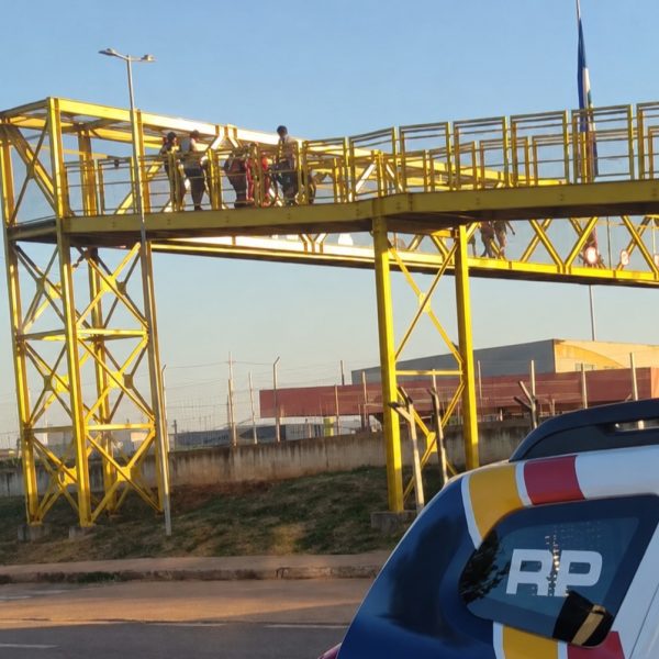 Vídeo mostra mulher em surto ameaçando pular de passarela em Rondonópolis