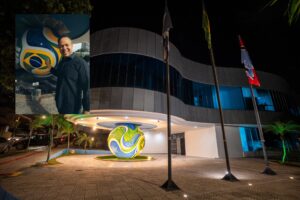 Gestão Cláudio surpreende e transforma bola do paço municipal em ambiente instagramável para Copa; vídeo