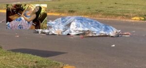 Jovem morre na hora após moto atingir caminhão em cruzamento em MT; imagens fortes