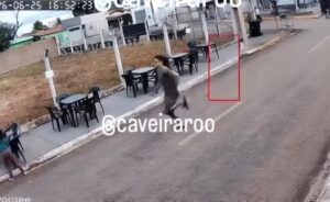 Vídeos mostram lunático tentando matar dono de espetinho a facadas na frente dos filhos em Rondonópolis