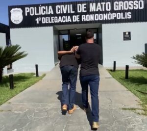 Vídeo mostra prisão de lunático que espancou companheira com capacete e ameaçou matá-la em Rondonópolis