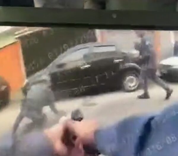 Homem morre após tentar tomar arma de policial durante abordagem da PM; assista tudo