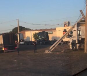 Caminhão boiadeiro destrói poste e deixa região sem energia elétrica em Rondonópolis; vídeo