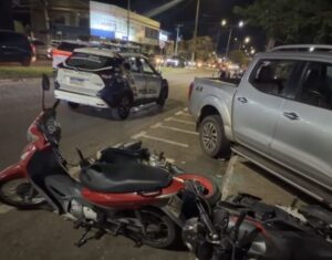 Motorista passa e atinge motos em frente ao shopping de Rondonópolis; vídeo