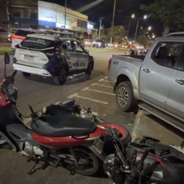 Motorista passa mal e atinge motos em frente ao shopping de Rondonópolis; vídeo