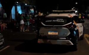 Amostradinho joga moto contra PM, tenta fugir e é preso junto com namorada barraqueira em Rondonópolis
