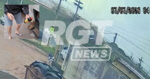 Vídeo flagra momento em que carretas despencam de viaduto na BR-364; motorista dirigia bêbado