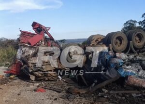 Colisão entre 3 veículos deixa carreta tombada e 3 feridos na BR-364; vídeo mostra vítima presa às ferragens