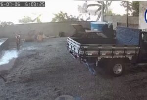 Vídeo mostra adolescente sendo brutalmente executado por dupla enquanto trabalhava