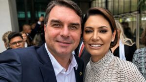 Flávio quer Michelle ao seu lado e pede união contra Lula