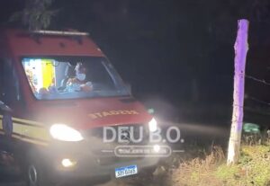 Homem quebra garrafa de vidro, ataca brutalmente irmão por ciúmes e vítima vai parar no Hospital Regional; vídeo
