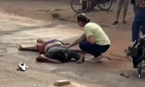 Motociclista colide com caminhonete e acaba com fraturas expostas no Hospital Municipal; vídeo