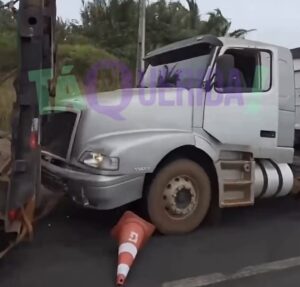Caminhoneiro escapa de ser esmagado por carreta ao ajudar amigo e filma tudo na BR-364; assista