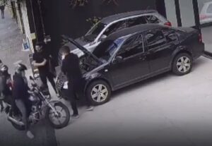 “Brincadeira” de funcionários de falso assalto termina com dois baleados por policial civil de folga; assista
