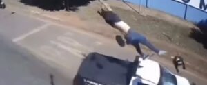 Entregadora morre após bater de frente e ser arremessada durante ultrapassagem em Rondonópolis; assista