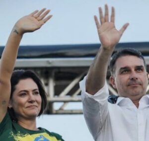 Michelle grava vídeo em resposta a pedido de desculpas de Flávio e sela a paz na família Bolsonaro