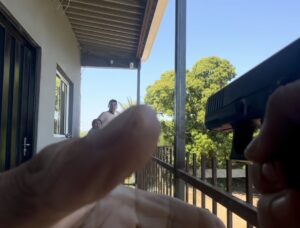 Homem ameaça ex de morte e tenta se jogar de prédio ao ser cercado pela PM em MT; vídeo mostra prisão