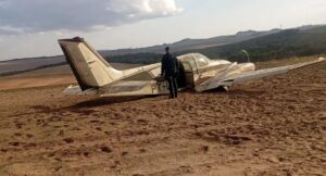 Avião misterioso aparece com trem de pouso quebrado em fazenda às margens da BR-364; vídeo