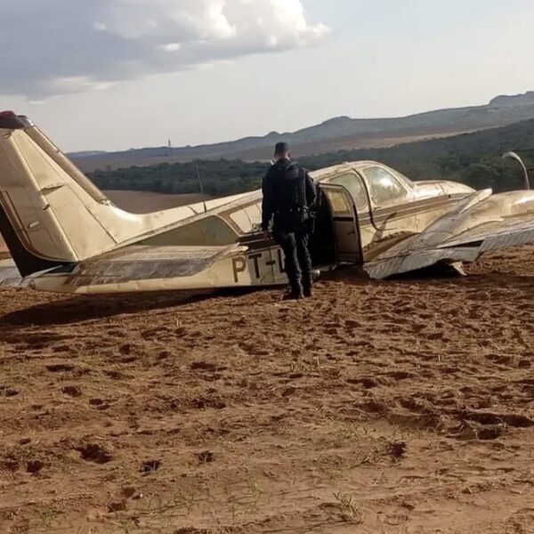 Avião misterioso aparece com trem de pouso quebrado em fazenda às margens da BR-364; vídeo
