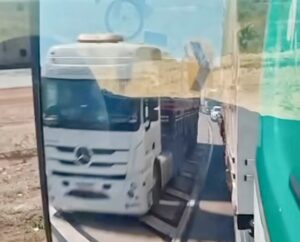 Vídeo flagra carreta sem freios descendo serra e escapando por pouco de tragédia na BR-364