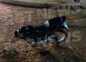 Vídeo mostra motocicleta partida ao meio após forte acidente em cruzamento de Rondonópolis; vídeo