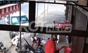 Vídeo mostra homem escapando da morte após carro atingir moto e bater em poste em MT