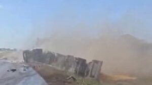 Vídeo impressionante mostra carreta tombada segundos após forte colisão na BR-364
