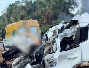Duas pessoas morrem presas às ferragens em grave acidente na BR-163; vídeo mostra carreta em chamas e destruição