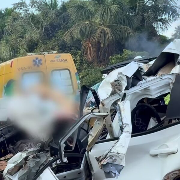 Duas pessoas morrem presas às ferragens em grave acidente na BR-163; vídeo mostra carreta em chamas e destruição