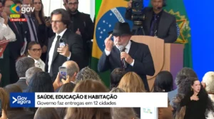 Lula mostra dedo do meio e fala palavrão: “Aqui pra eles”