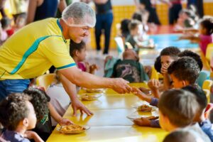 Em mais uma novidade, prefeito Cláudio Ferreira proporciona Dia da Pizza na rede municipal