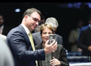 Senadora Tereza Cristina teria dito a aliados que aceitou ser vice de Flávio Bolsonaro