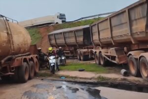 Carretas ‘despencam’ de viaduto após colisão e deixam feridos na BR-364; vídeos