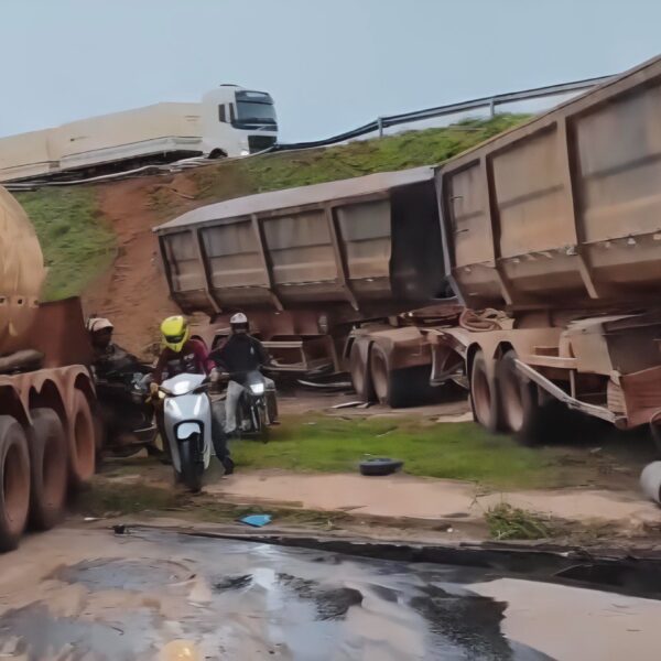 Carretas ‘despencam’ de viaduto após colisão e deixam feridos na BR-364; vídeos
