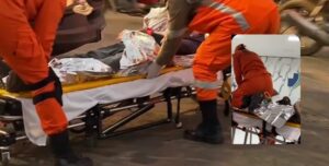 Homem é baleado no meio de avenida e morre ao dar entrada no Hospital Regional; vídeo mostra socorro
