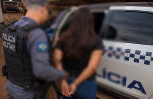 Mulher ateia fogo nos pertences do ex em mecânica e ainda destrói seu veículo em Rondonópolis