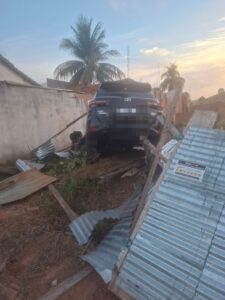 Motorista destrói estrutura metálica, invade terreno e abandona caminhonete em Rondonópolis