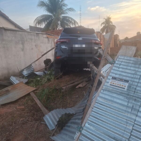 Motorista destrói estrutura metálica, invade terreno e abandona caminhonete em Rondonópolis
